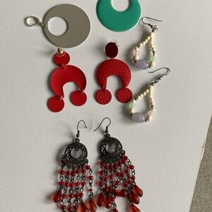 Lot of 4 80’ to 90’s earrings. Lots of fun styles and colors.